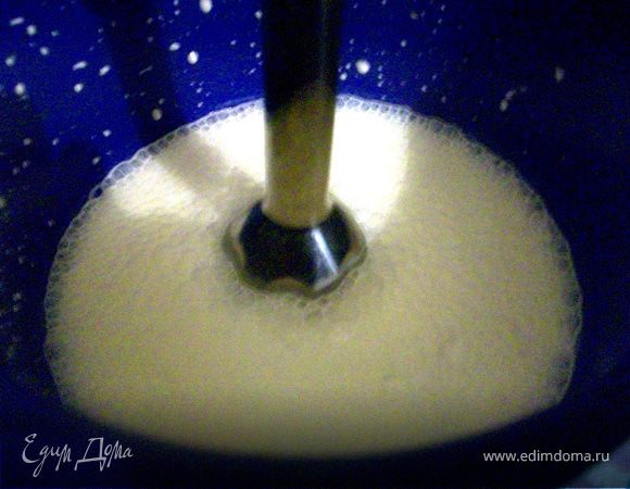 Через некоторое время нужно взбить сильно охлажденные сливки. Затем нужно аккуратно ввести сливки в охлажденную смесь.