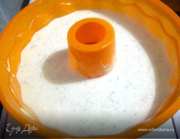 Форму хорошо смазать маслом, и влить туда получившуюся смесь. Поставить форму в холодильник на долго ( я ставлю на всю ночь) 