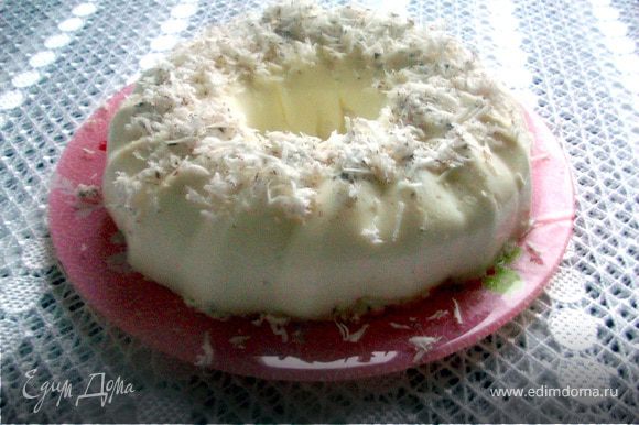 Когда бланманже застынет, ополосните дно формы горячей водой, чтобы отделить десерт. Посыпать сверху кокосовой стружкой! Приятного аппетита!! ﻿