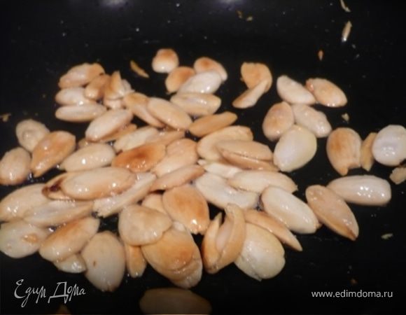 В растительном масле, на маленьком огне обжарить миндальные хлопья до золотисто-коричневого цвета.

