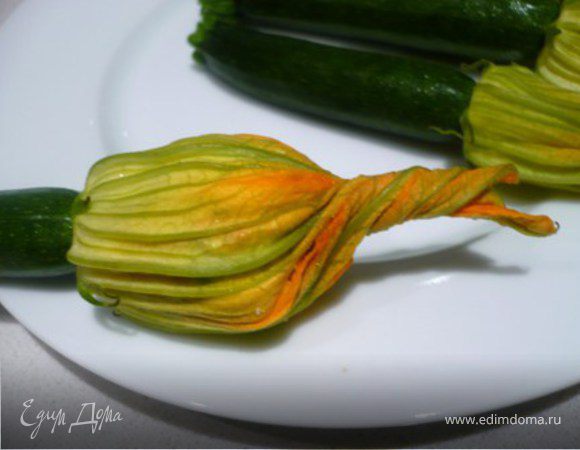 Цветы раскрыть и удалить пестик.  Чайной ложкой заполнить цветы начинкой. Осторожно, чтобы не порвать лепестки. Концы лепестков скрутить. 