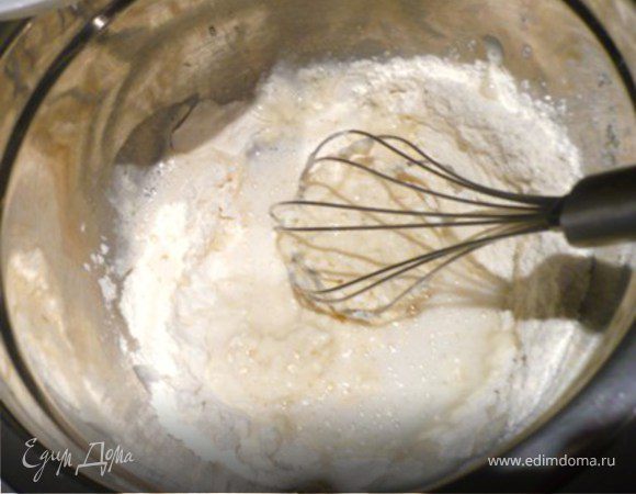 Разбавить темпуру минеральной водой. Не взивайте тщательно. Пусть кляр будет неоднородным. Важно, чтоб остались пузырики воздуха. Не делайте кляр заранее, а прямо непосредственно перед жаркой.
