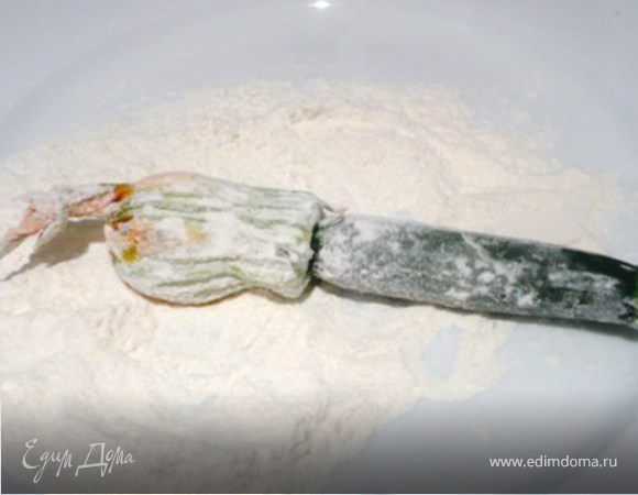 Обвалять цветы в муке, затем в белке и в конце в темпуре. 
Жарить во фритюре (190 С) до золотого цвета. Не до коричневого! Выложить на кухонную салфетку, чтобы лишний жир стек. 
