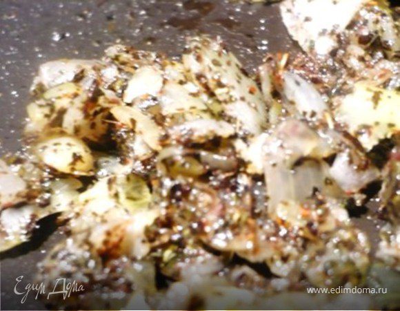 На маленьком огне потушить до мягкости лук. Добавить мяту и мускатный орех. Потушить 1 минуту. Охладить.