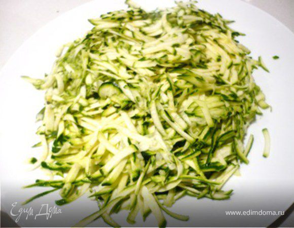 Выжать из натертых кабачком максимальное количество жидкости.
