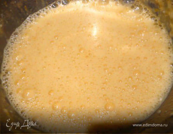 Взбить яйца, муку, цедру, соль, перец. 
