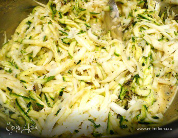 Добавить луковую смесь, кабачки и сыр. Перемешать ложкой.
