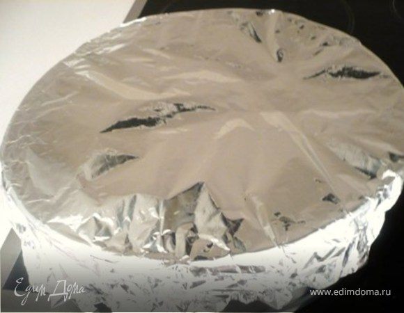 Достать. Залить в форму «тесто». Накрыть форму фольгой или крышкой. Выпекать 15 минут.
