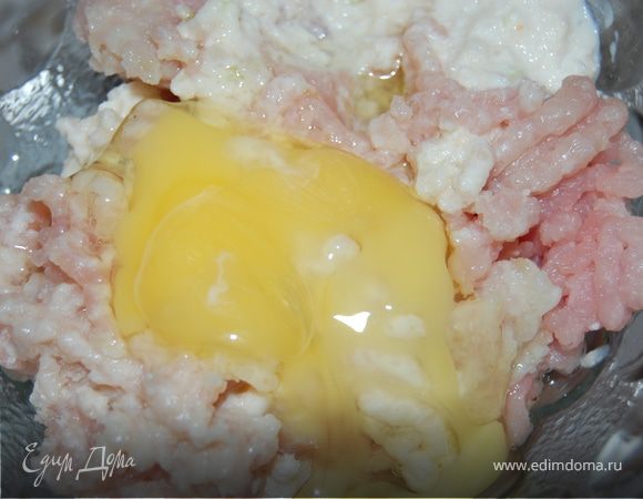 Делаем из мяса птицы,  лука и вымоченного в молоке хлеба фарш. Добавляем яйцо, соль, перец, формируем котлеты, при этом как бы взбиваем их, чтоб фарш стал более воздушным,  и обваливаем их в сухарях. Выкладываем на разогретую сковородку с растительным маслом и обжариваем с двух сторон до готовности.