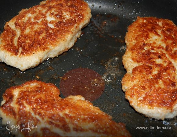 Пока наши котлеты жарятся, быстро ставим на огонь кастрюльку с небольшим количеством воды, кидаем туда наш рис и ждем закипания. Рис пропарен и варится быстро, как только он сварится до состояния «альдэнте» и наша вода выпарится, доливаем немного сливок. Когда сливки начнут закипать, кладем пару-тройку столовых ложек плавленого сыра, у меня была «виола», посыпаем приправой «итальянские травы», или чем вам больше понравится и доводим до готовности. Посолить по вкусу. Наш вкусный и полезный обед готов, приятного вам аппетита!