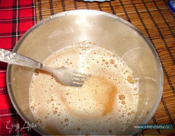 В полученную смесь вливаем кефир,перемешиваем.