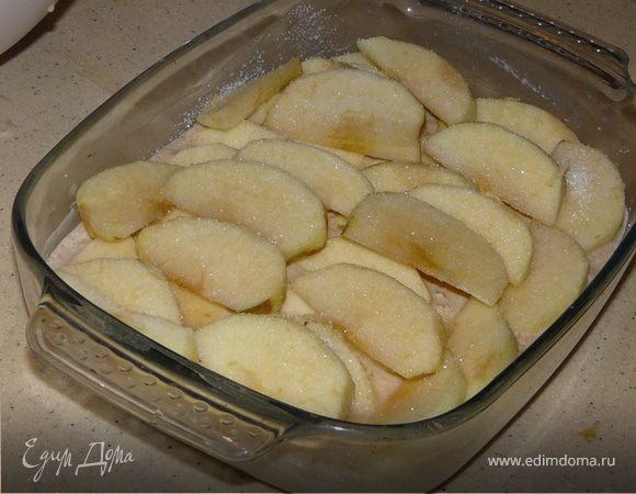 Духовка 185 С. Форма 22 см.
Яйца, молоко, сахар взбить. Добавить овсяную массу, перемешать с корицей и ванилью.
Яблоки нарезать дольками. В смазаную форму вылить одну часть теста, сверху распредилить яблоки и немного присыпать крахмалом с сахаром, затем опять тесто. Если использовать сушеные ягоды, то вмешать их в тесто равномерно.