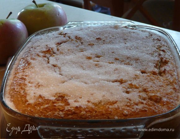 Печь 60-80 минут (в зависимости от духовки), за 10 минут до конца присыпать сахаром. Дать немного остыть. 