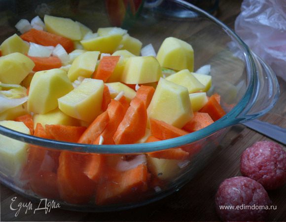 порезать некрупно картофель и морковку,лук, порубить чеснок.Смешать в одной посуде,посолить, полить оливковым маслом, перемешать