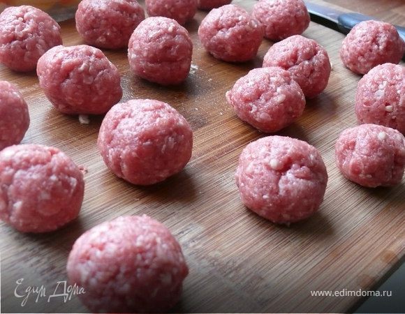 В фарш добавить яйцо,посолить, поперчить, хорошо вымешать. Скатать шарики.