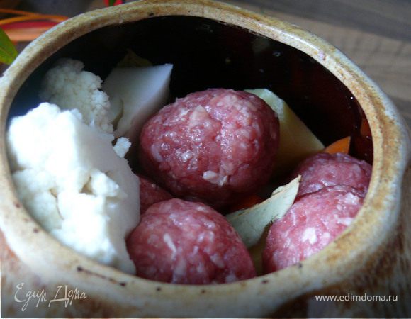 Горшочки наполнить овощами на 1/3,положить мясные фарики( их можно предварительно и обжарить, но я этого не делала - хотела немного по-диетичнее сделать).Положить лавровый листик(1-2)и горошины перца.
Немного встряхнуть горшок, добавить еще овощи,мясные шарики, сверху - соцветия сырой цветной капусты и веточку петрушки.Горшочки заполнять до верха.Залить томатным соком на 2/3.Закрыть и в духовку на средний огонь на 1 час(до готовности картофеля).Перед подачей положить сверху пласт( или кусочки) сыра.Накрыть крышкой и еще в духовку, что бы сыр расплавился.