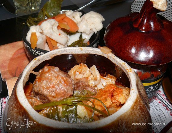 Подавать в горшочках с ложкой и отдельной тарелкой.Можно готовить так же в микроволновке около 30 минут при мощности 640