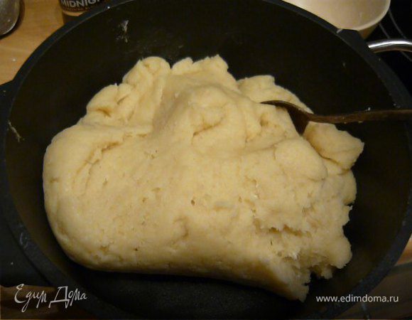 Воду, маргарин и щепотку соли поставить на огонь и довести до кипения. Всыпать туда муку и быстро перемешать до образования "комка" из теста - оно заварилось. 