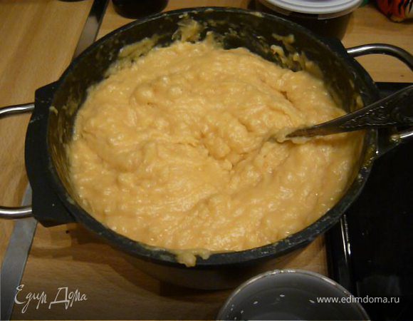 Снять с огня и дать остыть буквально несколько минут. По одному вбивать яйца и тщательно размешивать, пока тесто не приобретет консистенцию очень густой сметаны. 