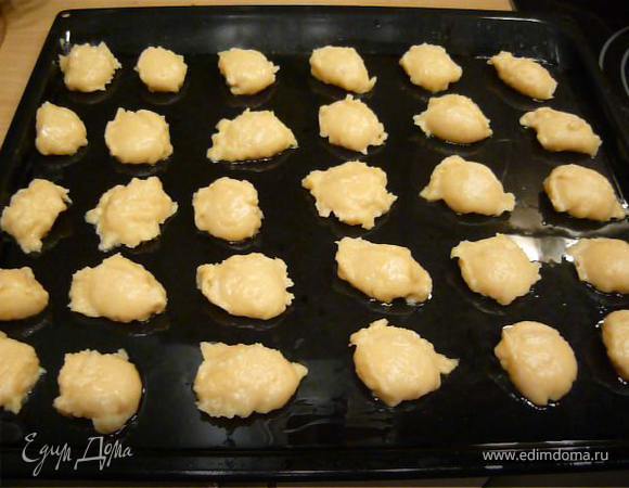 Обмакивая чайную ложку в холодную воду, выложить тесто на противень, смазанный маслом. Сначала будущие пирожные будут выглядеть вот так.