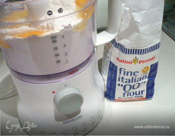 В процессоре вымесить муку и яйца, до крошек. 
