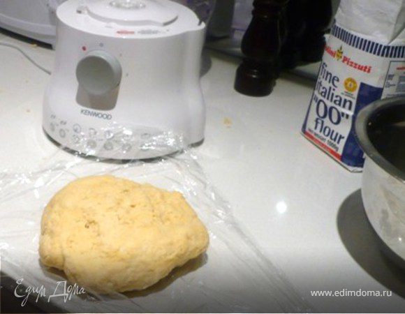 Достать  тесто из процессора и  собрать в шар. Руками вымесить пару минут. Равномерно вымешивая со всех сторон – то есть равномерно «растягивая» глютеин во все стороны. Если тесто сухое добавить желток или целое яйцо. Если жидкое – муки. Ведь яйца и мука  зачастую различаются  по размеру и качеству. Требуемая консистенция -эластичное, упругуое, сухое тесто. Не солить и не добавлять масла!  Завернуть  тесто в пленку и положить в холодильник на 30-60 минут. 