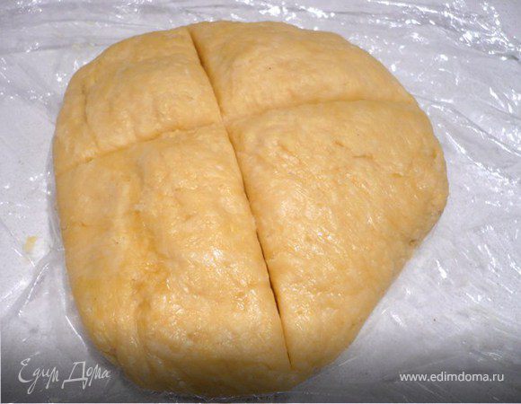 Достать тесто из холодильника. Порезать на 4 части. 3 части вернуть в холодильник. 
