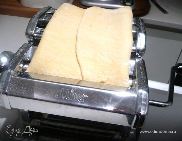 Сложить концы теста к середине и опять пропустить через самую широкую часть. Повторить 3 раза. Для удобства - пропускайте тесто через машинку его узкой частью. 
