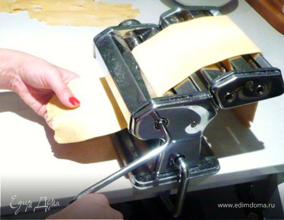 Переключить ручку на следущее деление- т.е. сузить растояние между валиками. Посыпать тесто манной мукой с двух сторон. Пропустить , вытягивая свободной рукой тесто снизу. И так, уменьшать деления, пока не дойдете до последнего, самого узкого (№1). Ну если конечно, не стоит задача получить толстое тесто! На каком-то этапе тесто станет слишком длинным. Для удобства его можно порезать пополам.  
