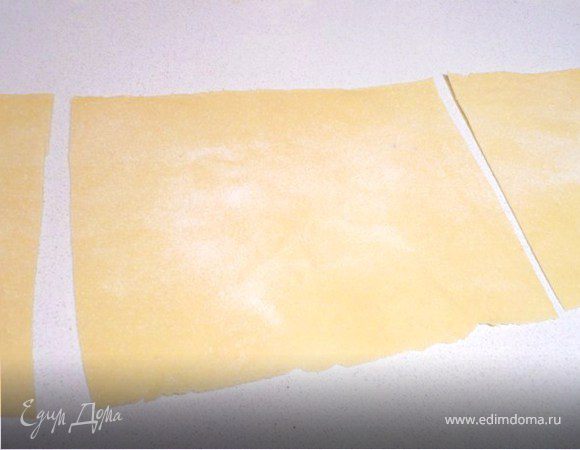 НАРЕЗКА: Для узких спагетти и т.д. пропустить через соответствующий механизм машишки. 
ЛАЗАНЕТТИ, ПАППАРДЕЛЛЕ, ТАГЛИАТЕЛЛЕ, ТАГЛИЕРИНИ – готовое тесто порезать на пластины длиной -20 см. 