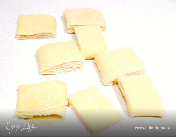 Нарезать на кусочки шириной:
Лазанетти: 5 см.
Паппарделле:  2 см.
Таглиателле: 1 см. 
Таглиерини:  0,5 см.
 