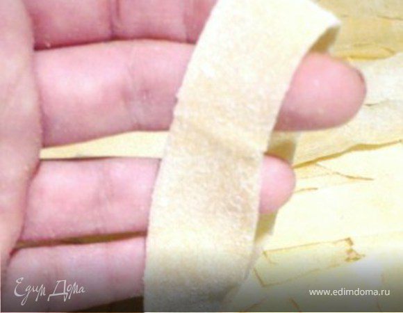 Каждый «рулетик» палцами расправить, стряхивая лишнюю муку.  Не оставлять «рулетики» нераскрытыми надолго, иначе раскрывать будет сложнее. Готовить можно сразу же иначе сложить в  поднос/форму и накрыть очень хорошо отжатым, влажным полотенцем. Так паста продержится 3-4 часа. Можно так же просушить несколько часов (2-3) и тогда паста будет храниться в воздухонепроницаемом контейнере около 2 месяцев.