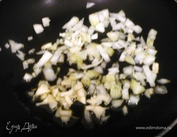 Лук и чеснок потушить до прозрачности в оливковом масле. Остудить.
