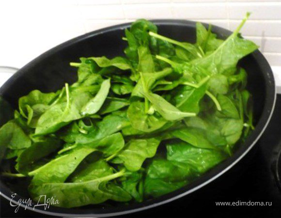 Шпинат и цикорий бланшировать в подсоленной кипящей воде 10 секунд. Откинуть . Обдать холодной водой – это остановить процесс.  Остудить. 
