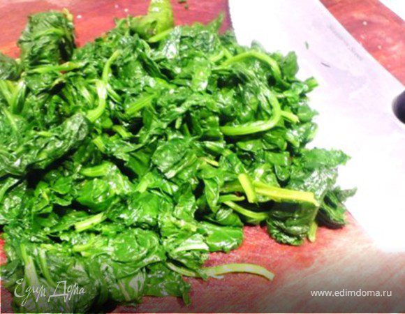 Шпинат хорошо отжать. Нарезать, но не очень мелко.