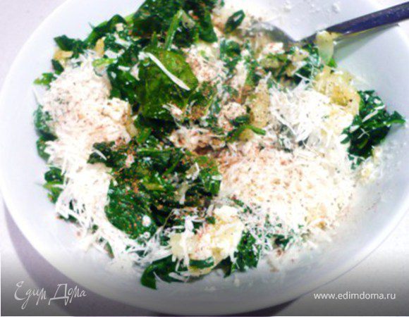 Смешать с луком, рикоттой, пармезаном, цедрой, мускатным орехом. Посолить и поперчить.
