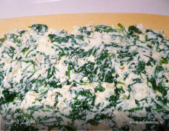 Выложить на тесто начинку, оставляя по 3 см. свободными вдоль длиной стороны теста. Причем тесто должно лежать к Вам  именно длиной стороной.
