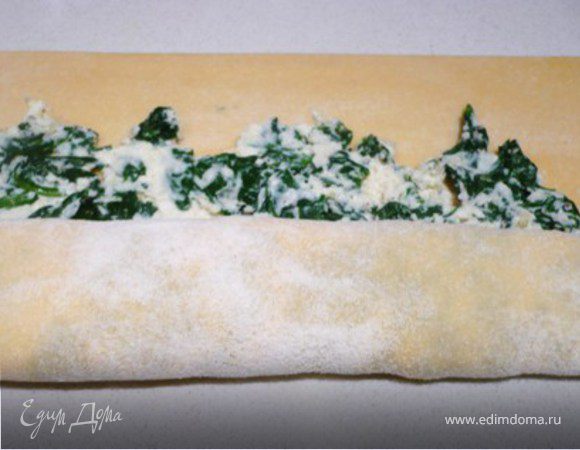 Скатать рулет, действуя "от себя".
