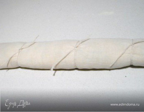 Перевезать с интервалами кухонной ниткой.