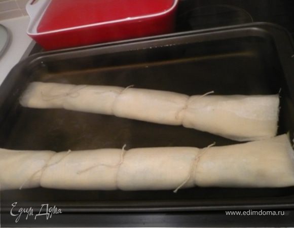 Готовить на среднем огне в широкой форме/подносе с кипящей подсоленной водой 30 минут.