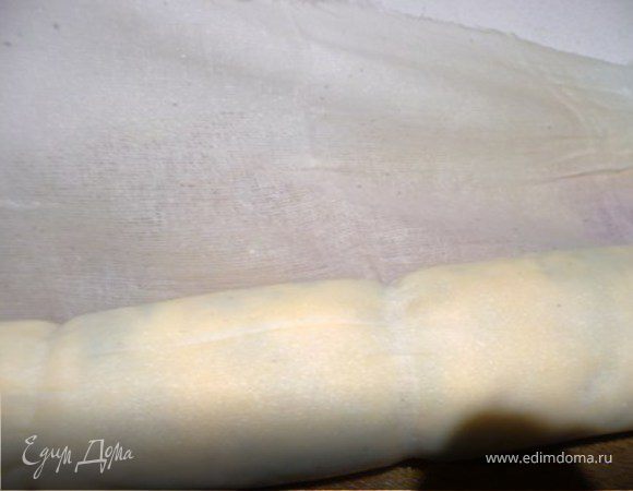 Рулеты достать из воды, развернуть и разрезать на рулетики шириной около 1,5-2 см. Полить пряным маслом.
