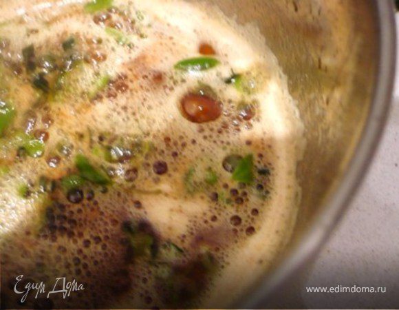 Снять с огня и тут же добавить травы – майоран и тимьян. Посолить и поперчить.