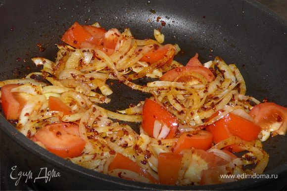 На сковороде начать тушить лук, паприку (хлопья) и чеснок, затем добавить нарезаный помидор и томат.пасту