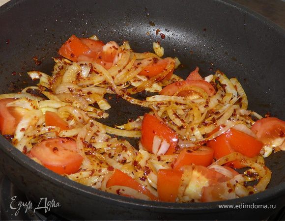 На сковороде начать тушить лук, паприку (хлопья) и чеснок, затем добавить нарезаный помидор и томат.пасту