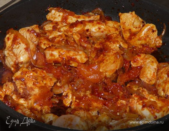 Подождать 3-4 минуты, положить нарезаную полосками куриную грудку. Обжарить почти до готовности, подливая немного воды, если нужно.
