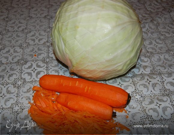 Я призвала на помощь мужа, чтоб получилось побыстрее .  А он любит шинковать капусту на тёрке Бёрнера.  На ней все получается одинаково ровно, я люблю ножом – короче решите сами для себя, как вам удобнее. Капусту моем, верхние листы откладываем в сторону, морковку чистим и трем на крупной терке.