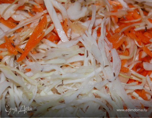 Теперь начинается самое интересное. Для квашения можно использовать любую посуду, желательно эмалированную, но у меня для этого большой глиняный горшок, литров на 5. Но все сразу я туда не кладу. Возьмите емкость типа таза или большущей кастрюли, чтоб вам было удобно работать в ней обеими руками. Закладывайте туда порционно нашинкованную капусту и натертую морковку такими дозами, чтоб вам удобно было все это хорошенько размять. Берите соль и сахар, я беру на глаз, но соли раза в 3-4 больше, чем сахара, так же насыпьте тмин, тмина можете не жалеть. Теперь начинайте перемешивать содержимое вашей кастрюли (таза) таким образом, как будто вы выдавливаете сок ( а так оно и есть ), энергично разминая ее с солью и сахаром.  Когда все как следует размято – перекладывайте все в емкость для закваски и очень сильно утрамбуйте , чтоб реально выделился сок! Так проделайте с оставшимися ингредиентами,  с каждым разом все сильнее и сильнее утрамбовывая. Я ставлю свой горшок с капустой на подоконник, сверху обязательно ставлю гнет, и забываю о нем на 1 – 2 дня.