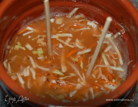 Прошло время, и у нас начался активный процесс брожения. Для того, чтоб капуста у нас удалась, нам необходимо протыкать ее насквозь. Для этой процедуры я использую китайские деревянные палочки – они как раз очень длинные и экологически безопасные. Ежедневно в течении 2-3 дней протыкаем в нескольких местах нашу капусту и оставляем ее под гнетом. И так каждый день.