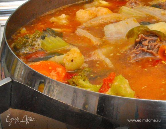 Пока варится бульон, подготовим овощи. Картофель очистить и крупно нарезать. Разобрать цветную капусту и брокколи на соцветия, крупные разрезать пополам. Мякоть тыквы нарезать крупными кубиками, морковь толстыми кружками. Кочаны брюссельской капусты разрезать пополам, репчатый лук крупными перьями, стебли сельдерея кубиками.