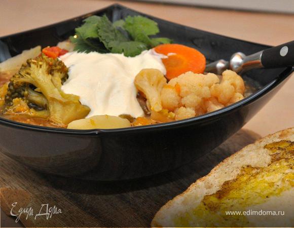 Варить 10 минут, потом добавить нарубленный чеснок и горчицу. Хорошенько перемешать, убавить огонь на минимум, накрыть крышкой и томить минут 15-20.  Затем снять с плиты и дать настояться полчаса. Подавать со сметаной и свежей кинзой или петрушкой.